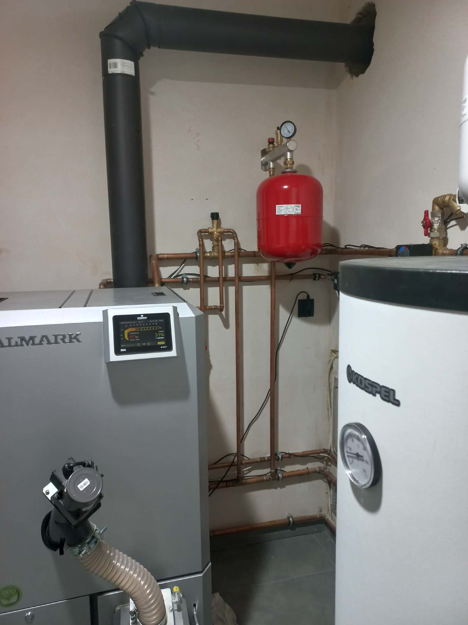 Armatura i prowadzenie rur w kotłowni