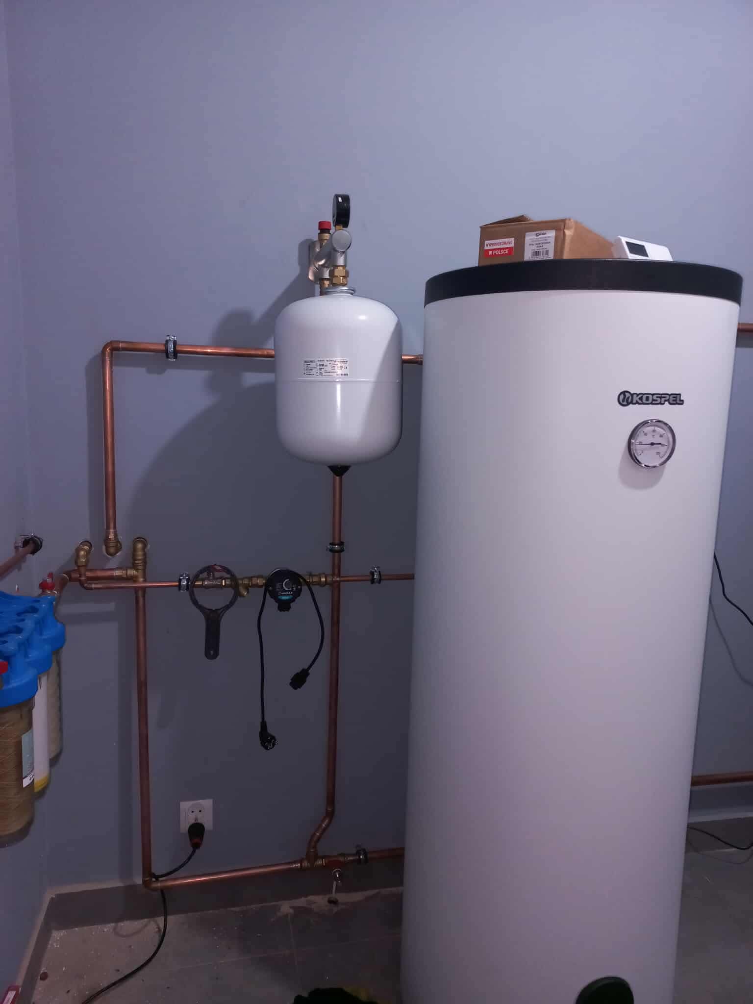 Montaż kotłowni z piecem peletowym i zasobnikiem wody