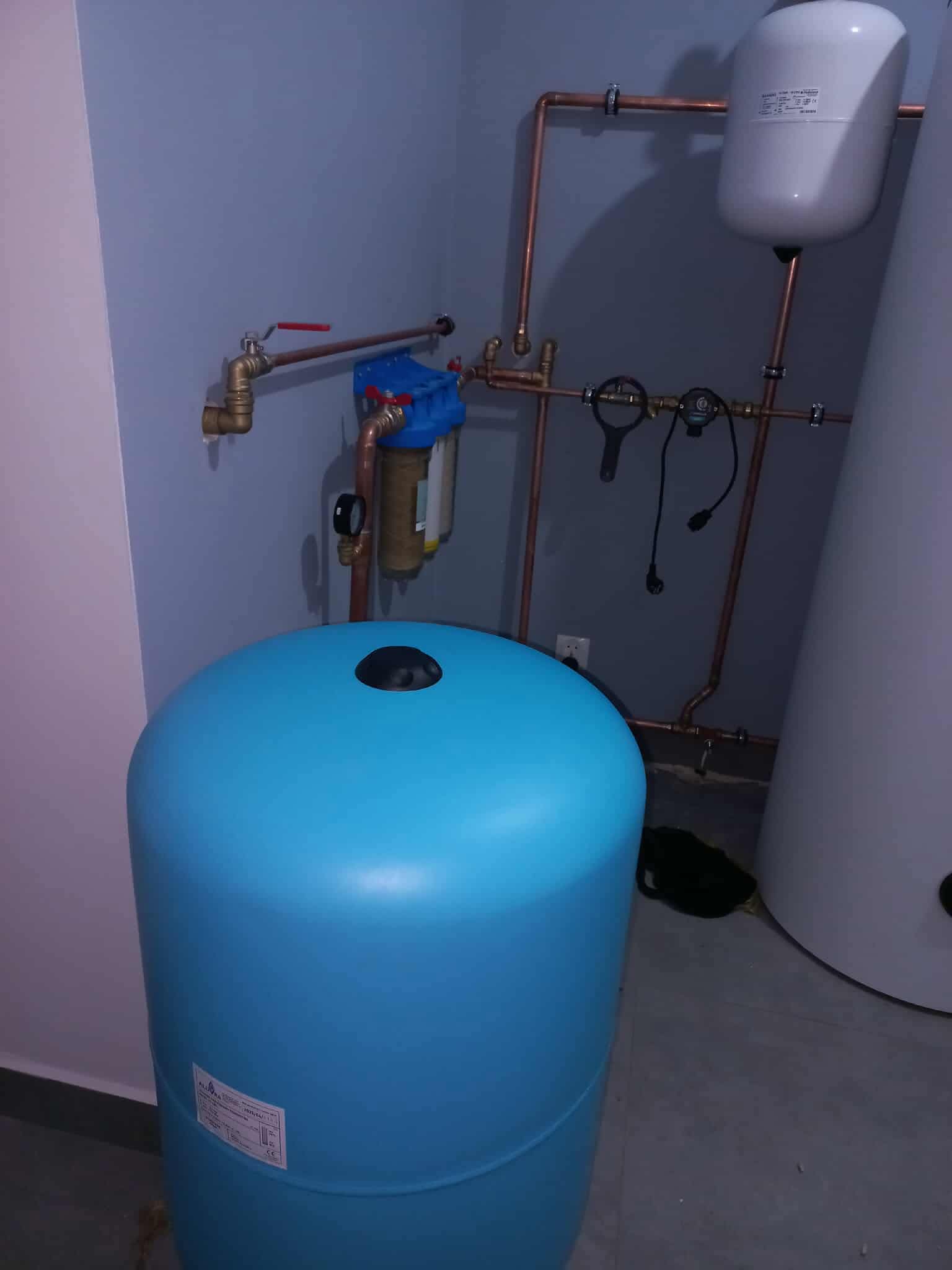 Hydrofornia z niebieskim naczyniem wziorczym i filtrem wody - instalacja ciśnieniowa